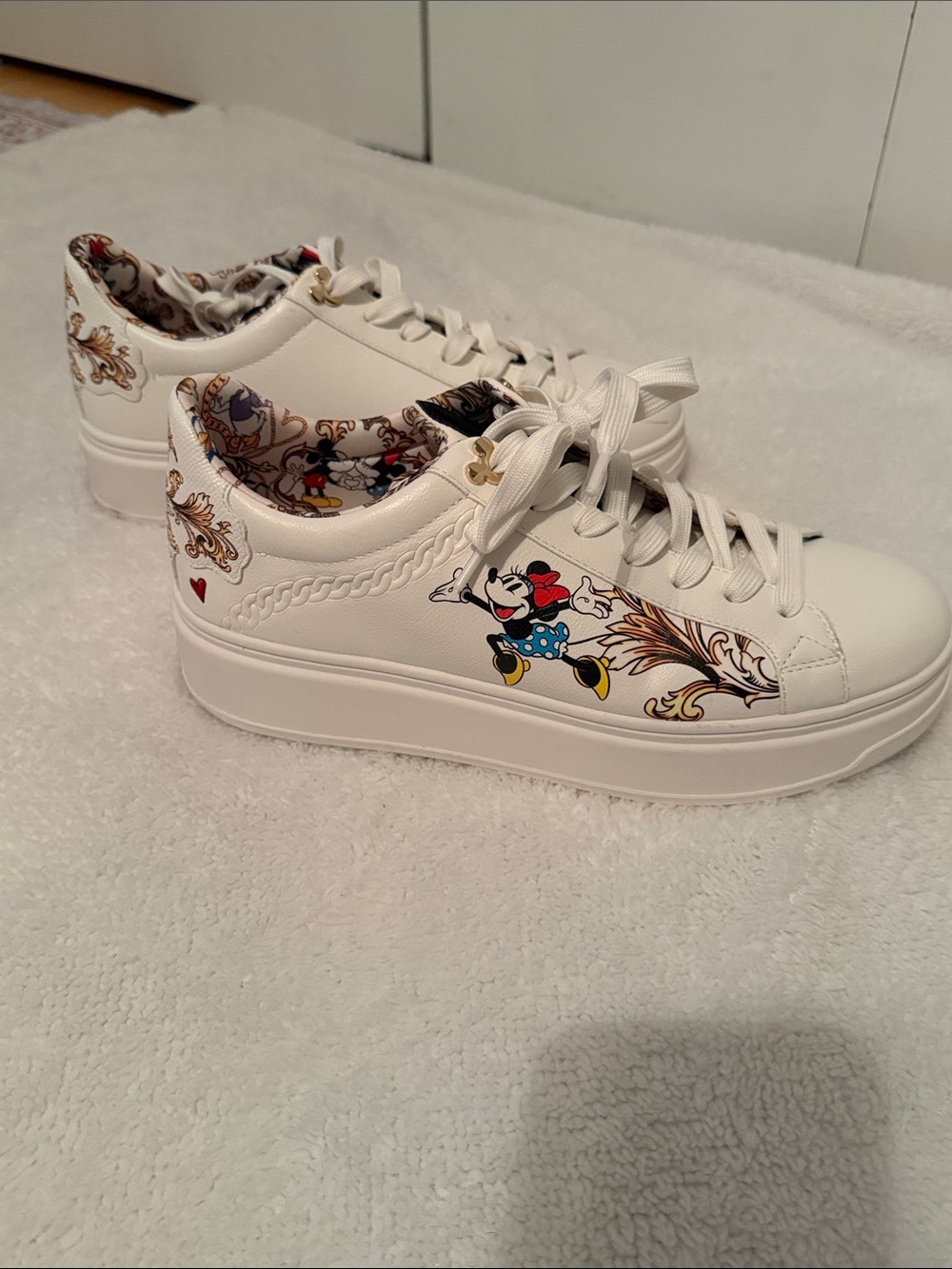 DISNEY x ALDO D100Z  White Platform Sneakers with Minnie Mouse like new